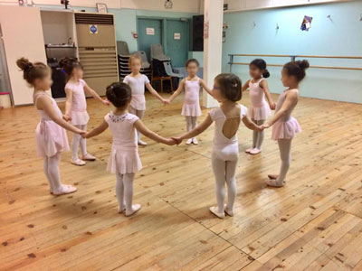 Enfants faisant la ronde pendant un cours de danse