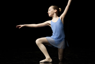 Jeune danseuse à genou